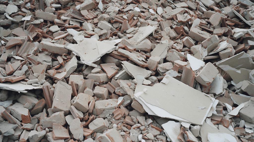 Macerie edili di laterizio, cartongesso e inerti da demolizione accatastati per lo smaltimento